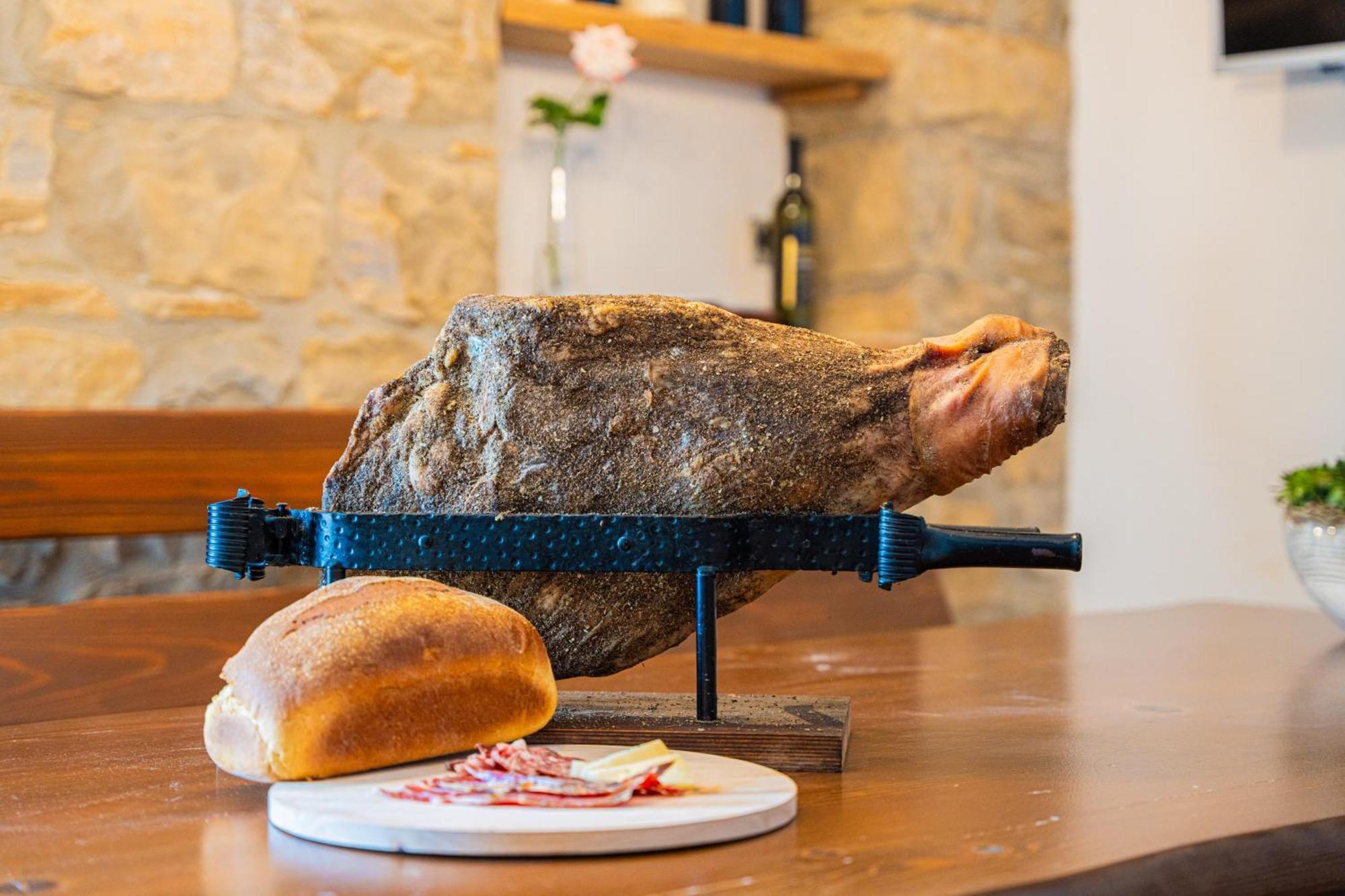 Holiday Home Belveder Motovun With Heated Pool Livade Zewnętrze zdjęcie